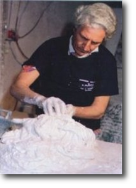 A questo punto viene realizzata la forma di cottura: si preparano vari impasti di gesso a media presa (a mano) e si applicano sulla scultura in cera precedentemente approntata.